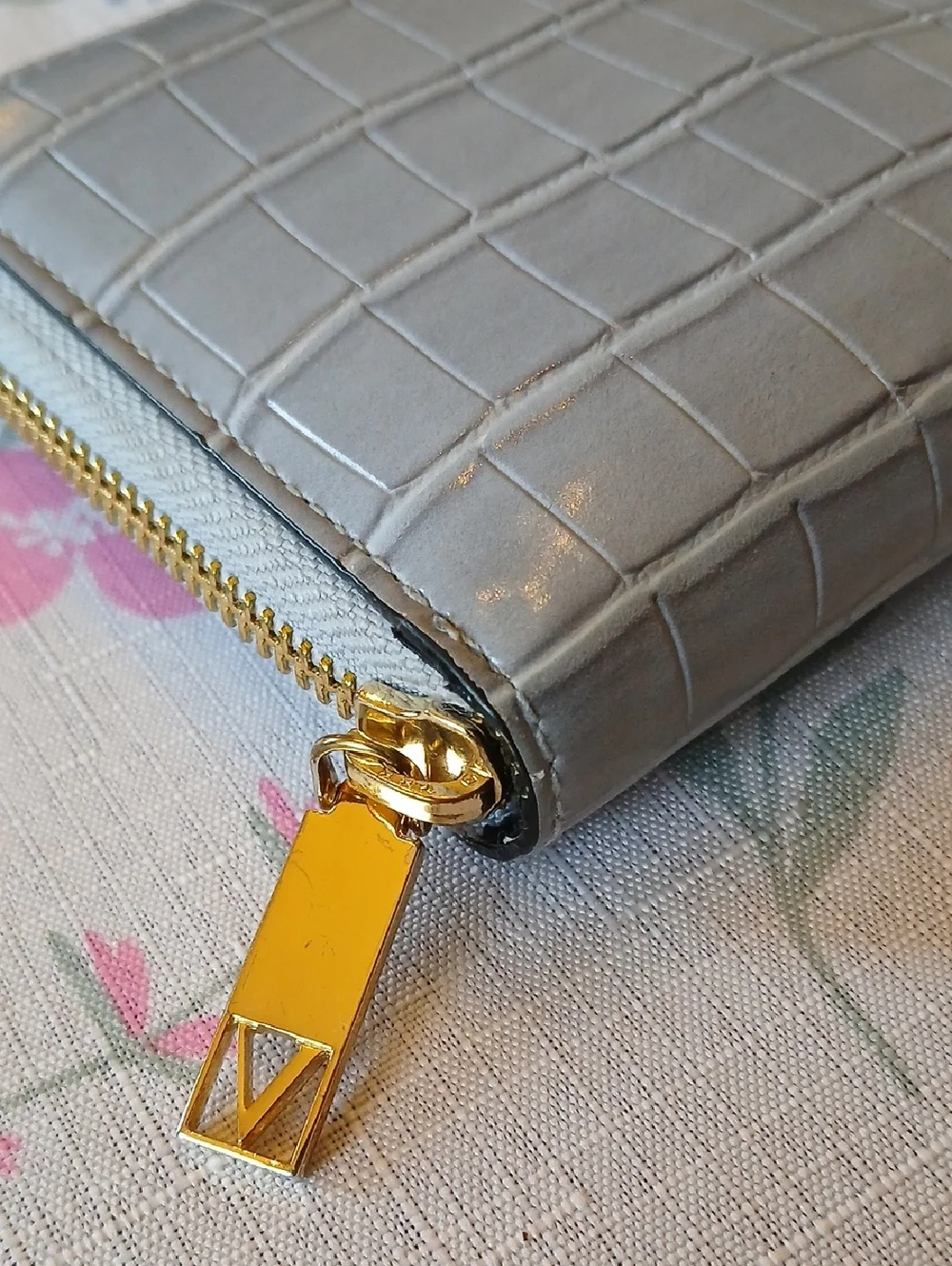 Victoria Secret Light Gray Croc-Accent Zip Wallet - Picture 4 of 7